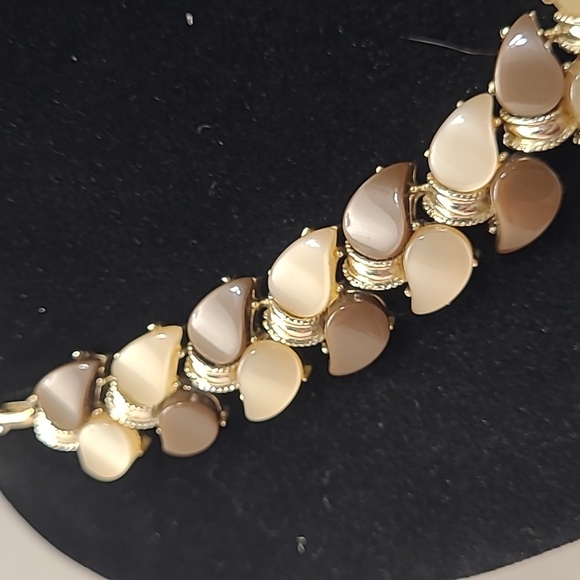 Vintage Coro gold-tone necklace with brown and beige moonglow lucite - Picture 2 of 5